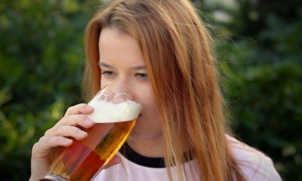 Vrouwen drinken bier / pixabay